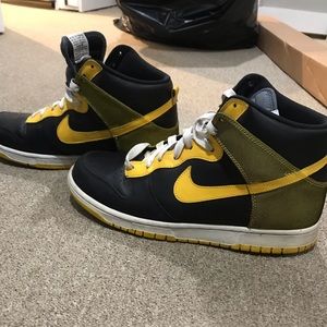 Black/yellow men’s Nike’s Size 11